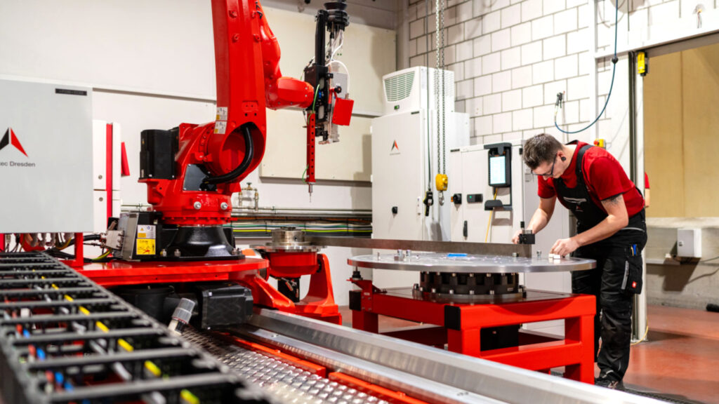 Montage einer stationären Laseranlage auf Roboterbasis für Laserhärten, Auftragschweißen und Additive Fertigung