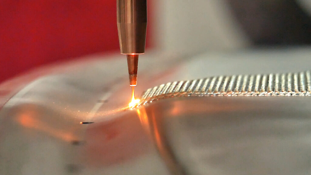 Cladding with wire of a forming tool