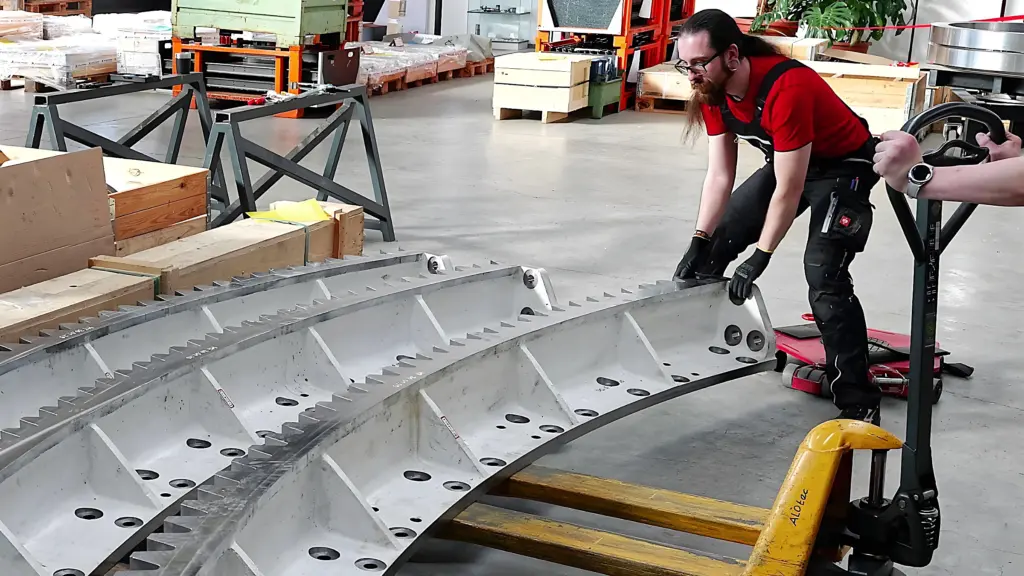 Zahnradsegmente mit einem Gewicht von 950 kg und 4 Meter Länge