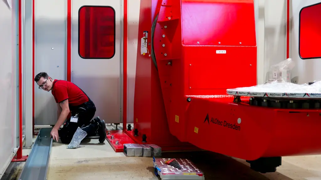 Anlagenbau - Verlegen von Roboterkabeln und Anschlüssen