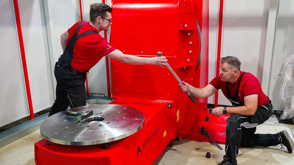 Anlagenbau - Installation des Dreh-Kipp-Tisches