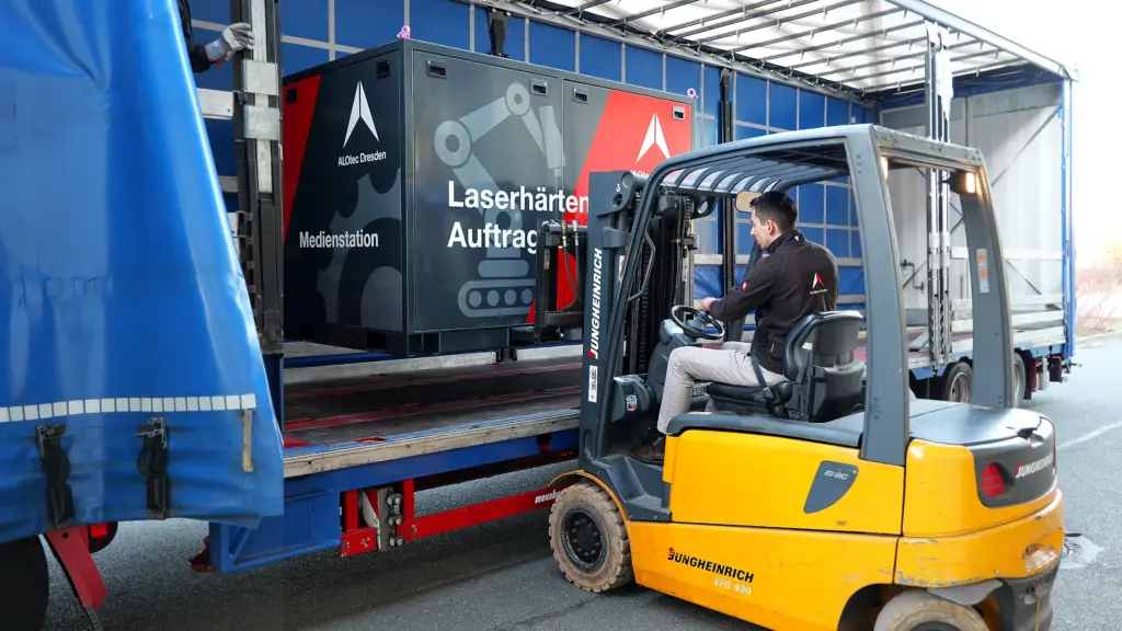 Equipment in 2 transport-optimierten Stationen