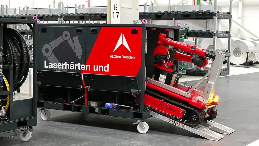 Mobiler 6-Achs-Roboter auf dem Weg zum Bauteil