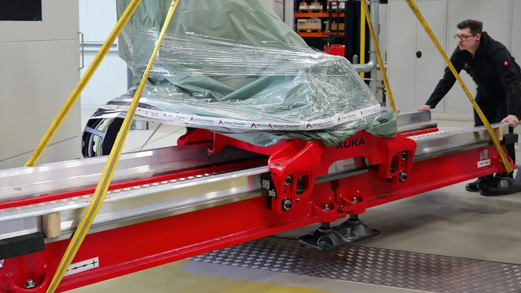 Lineareinheit wird mittels Deckenkran positioniert