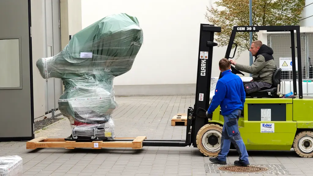 6-Achs-Roboter auf dem Weg in die Forschungsabteilung