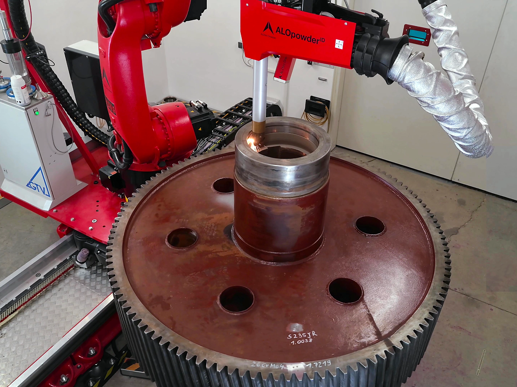 Using an internal welding process, we repair and coat internal surfaces such as blind holes or the inner diameters of pipes and cylinders, e.g., a hollow shaft