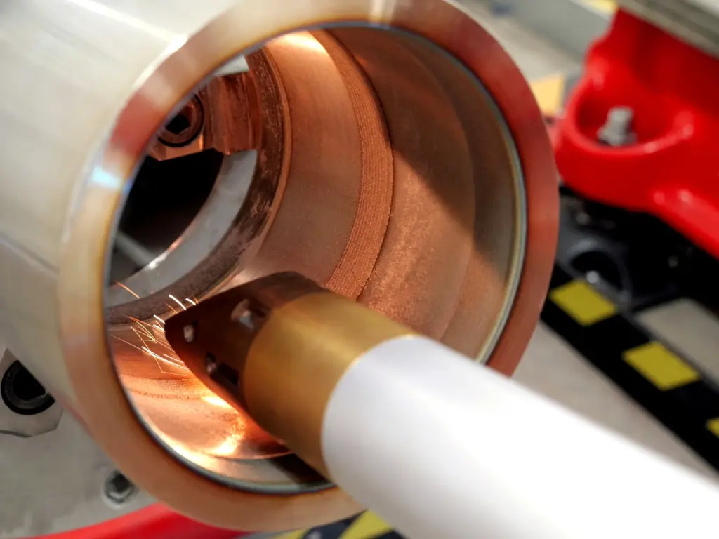 Using an internal welding process, we repair and coat internal surfaces such as blind holes or the inner diameters of pipes and cylinders